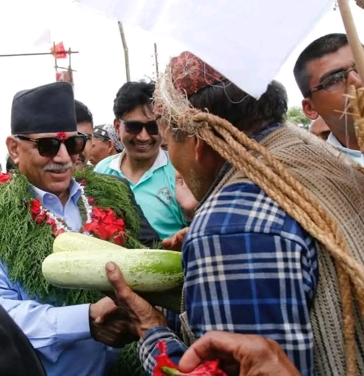 दैलेखमा प्रचण्डलाई काँक्रो उपहार