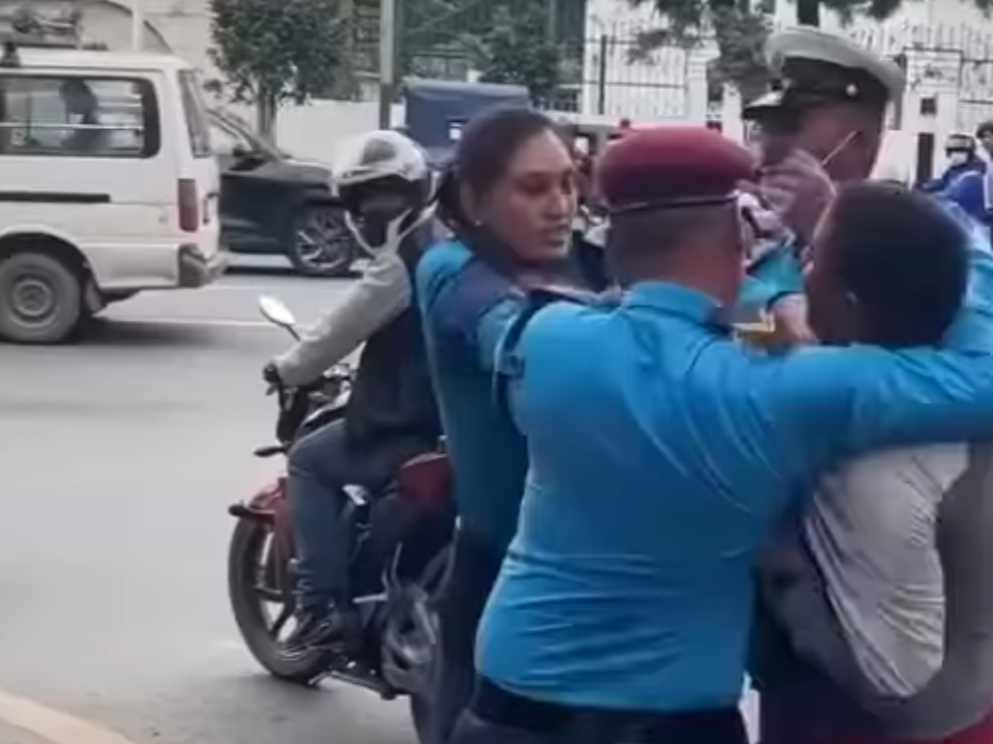 नयाँ बानेश्वरमा सडक नियम पालना गराउँदा महिला प्रहरीमाथि हातपात, एक युवक पक्राउ